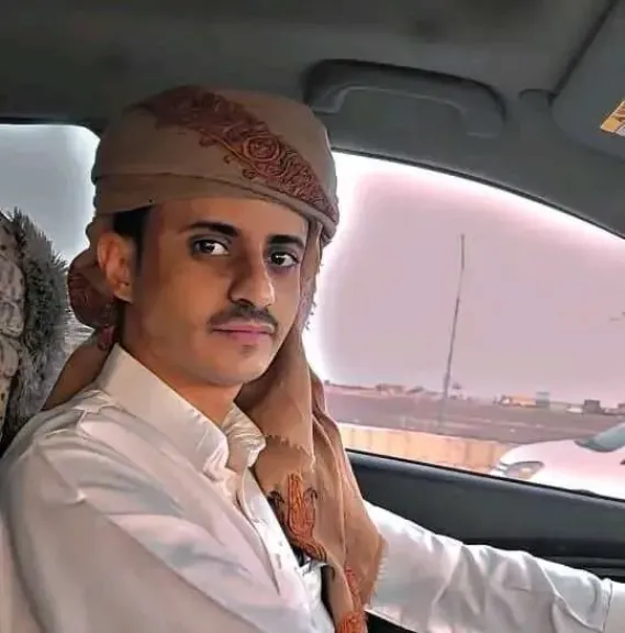اعتقال صحفي في مأرب تحت إشراف قاضٍ: اقتحام منزله أمام أسرته يُثير جدلاً واسعاً